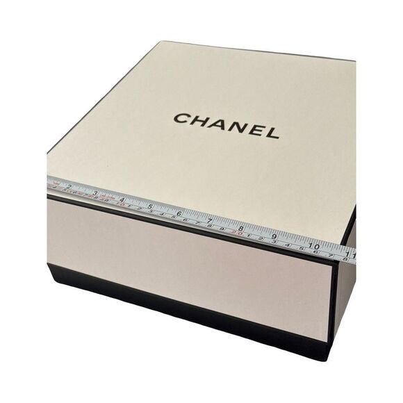 AUTHENTIC CHANEL GIFT BOX. - Picture 4 of 5
